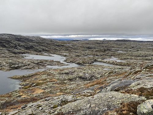 Fra same sted mot Dyrskarheia som er overstrødd med småvann