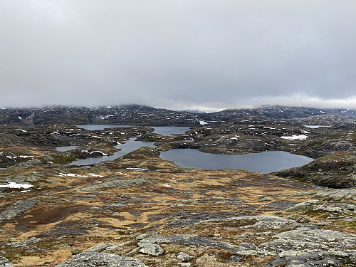 Oppunder høyeste toppen på Dyrskarheia med utsikt mot Steinatjørnene, Berdalsheia og Kyrkjenuten