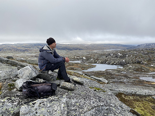 Fra same sted med tilbakeblikk på ruta vår fra Histeinsnuten og Hallet-grøne-tjørnene
