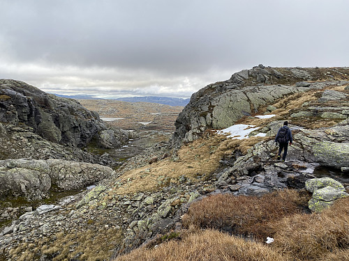Nedgang i det bratte, men greit framkommelige skaret like øst for Dyrskar