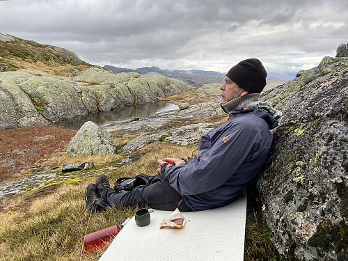 Kaffipause i en fin lekrok med utsikt mot Fonna med Skjeggesnuten og Sauanuten