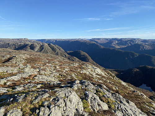 Austleg utsikt frå Tofjellet mot bl.a. Øvre Tysdalsvatnet og Viglesdalen