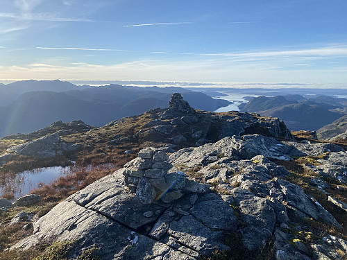 Sørvestleg utsikt mot bl.a. Årdalsfjorden og kvasse Reinaknuten bak til venstre