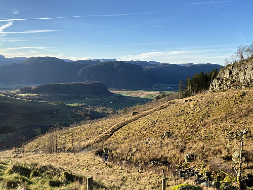 På veg mot Måmyra med utsikt mot Årdal. Sentralt i bildet sjåast Svadbergfjellet med kvasse Reinaknuten og Lauvåsen i bakgrunnen