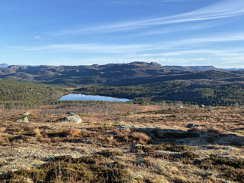Frå Hesthei mot lysløypa ved Bjødnabu og høgreiste Brendeknuten