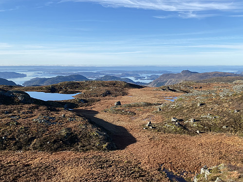 Vestleg utsikt frå Måheia mot bl.a. Finnøy og Lauvåsen med "Fistersendaren"