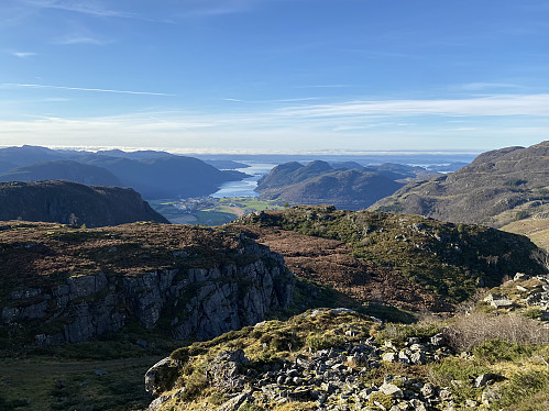 Eg vinn høgde og får flott utsikt mot Årdal og fjorden