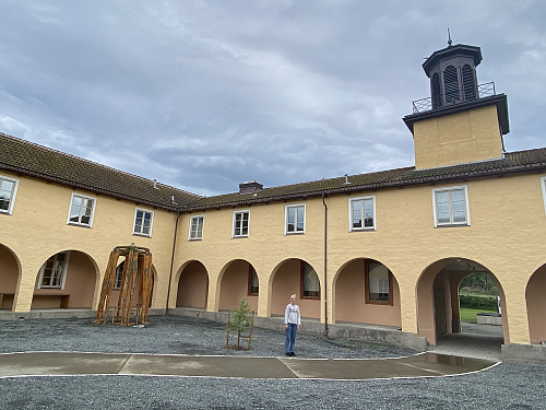 Appellplassen i gårdsrommet på hovedbygningen. Den gamle bjørka som har vært et svært sterkt symbol på lidelsene her under krigen, måtte tas ned i fjor, men en ny er heldigvis plantet