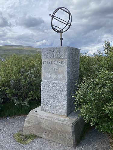 Polarsirkelsøyla som ble satt opp ved åpningen av Rv. 50 over Saltfjellet i 1937, nå fri for den pynten tyskerne i sin tid tilføyde med hakekors og årstallet 1940