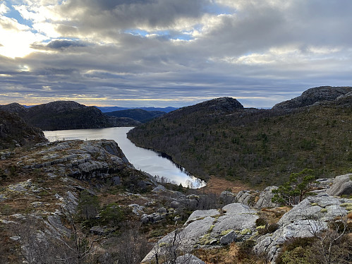 Ein time etter turstart med utsikt mot vestsida av Tinturvatnet. Homsknuten og Lomafjellet dannar ytterpunkta i bildet