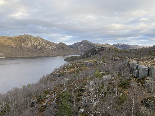 Frå om lag same staden med flott utsikt mot Svortingsvatnet med Revafjellet, Naganibba og Godlifjellet på rekke og rad