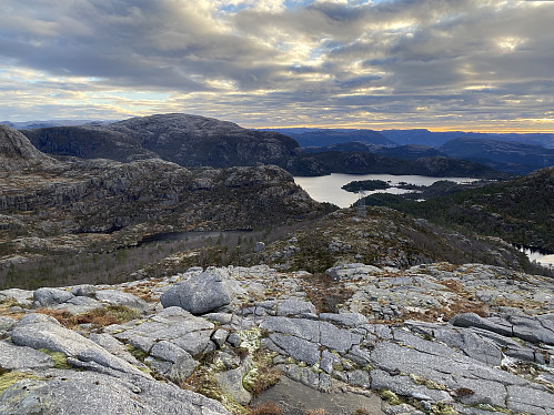 Frå toppen på Kjeatofjellet mot Moslivatnet og Moslivarden. Nærast sjåast Rovadalstjødna med det vardesette utsiktspunktet like bak