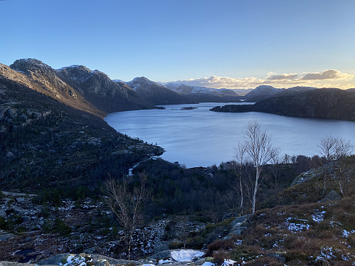 Mot Svortingsvatnet med Revafjellet, Naganibba og Godlifjellet på rekke og rad