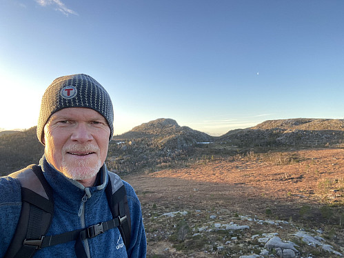 Herleg med soltur i desember! Homsknuten og Guromyrfjellet dannar bakgrunn