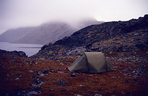 Grå morgon på teltplassen på Bandet