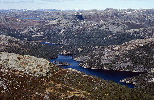 Mot Svartavatnet, Longavatnet og jamvel Venavatnet ovanom Skitli