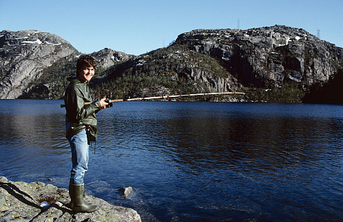Geir prøver fiskelukka i Hengjanevatnet