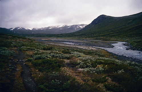 Lågt skydekke oppover Memurudalen