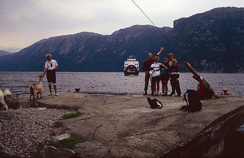 Lysefjordferja har sett oss og set kursen mot Bratteli kai