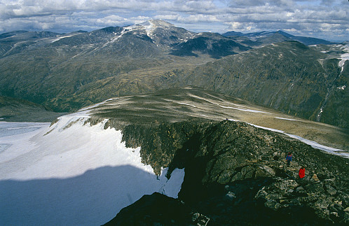 På kanten mot Styggebreen med herleg tilbakeblikk mot Glittertind, der me var for få timar sidan