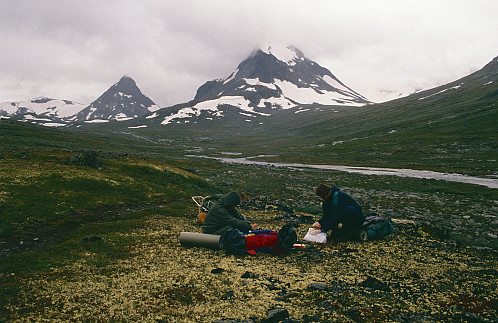 Matpause i Visdalen under Tverrbytthornet
