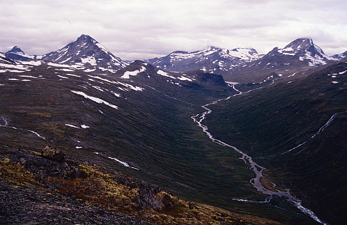 Klassisk utsikt oppover Storådalen, med Skarddalsegga og Semeltind dominerande
