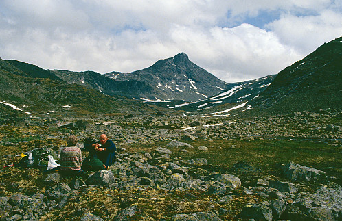 Pause under Sagi på om lag 1300moh med Mjølkedalstind som sjølvskrive blikkfang, og no er det sanneleg blå hol i skydekket