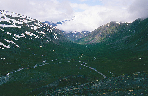 Frå om lag same staden. Det vert stadig lettare skydekke, og no er endåtil toppen av Gjertvasstind synleg