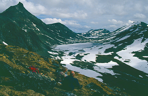 Herleg pause i varmande sol med kongeutsikt over Øvre Mjølkedalen der majesteten Mjølkedalstind kneisar med nakken sin