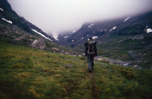 Oppover Kyrkjesteindalen