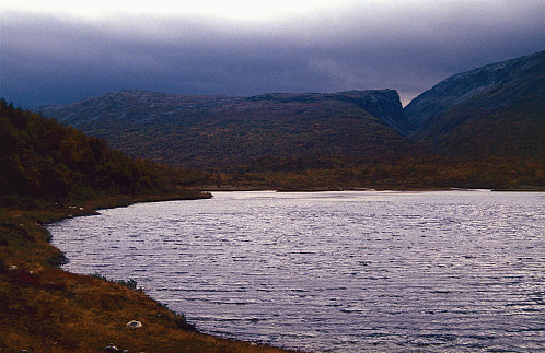 Retur gjennom Linndalen. Her Håmmårdalen med kvasse Knotthøa frå stien langs Storvatnet