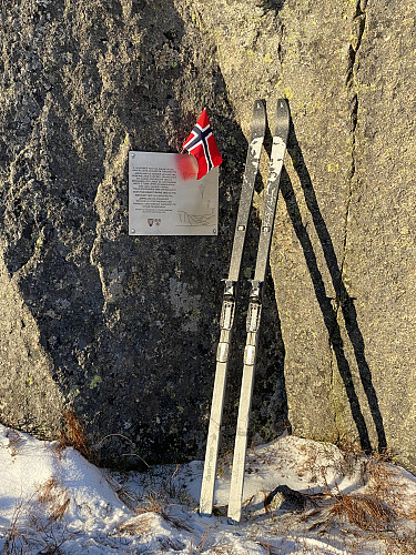 Flaggpynta minnesmerke på Brogaheia