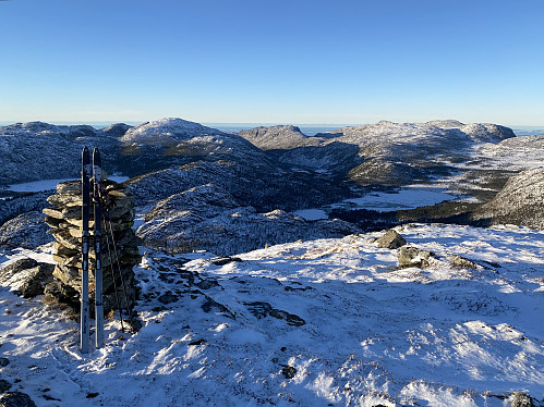 Kongeutsikt frå utsiktsvarden på Vardhusheia. Me ser både Forenesvatnet og Holmavatnet og litt av Liarvatnet i Grimsli