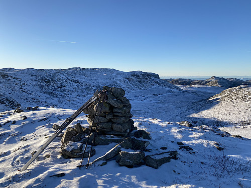 Ved vardepunktet nord for Bergeheia med utsikt mot Grautabotn og Krunefjell
