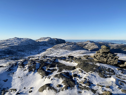 På Krunefjell med utsikt mot Tysdalsheia med Reinaknuten og Ternefjell