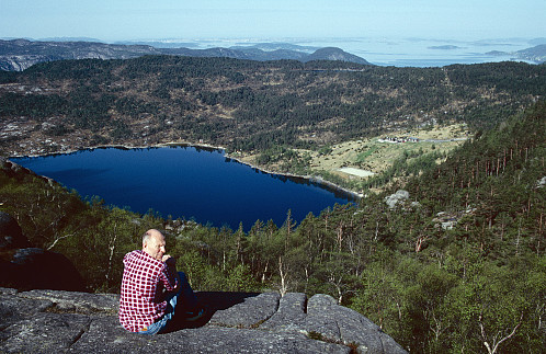 På kvileplassen ved Preikestol-stien