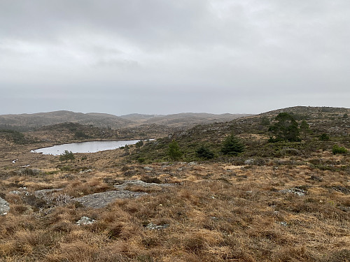 Straks på Aurfjellet til høgre, med utsikt mot Paddetjørna og Geithaug