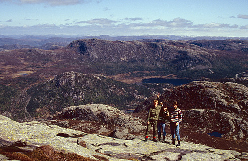 Alle tre med Forenesvatnet, Krunefjell og Solknuten i bakgrunnen