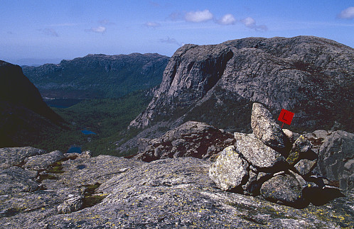 På toppen av Botnafjellet med tilbakeblikk mot begge "hodna"