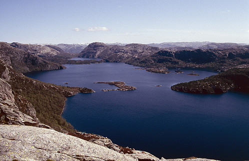 Frå Revafjellet mot Svortingsvatnet som for anledninga er smekkfullt
