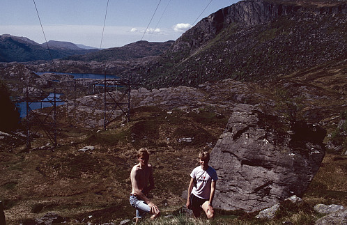 Ved Kyrkjesteinen under Hydro-mastene