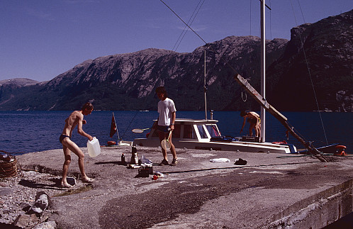 Vasshenting og slaraffenliv på Bratteli kai