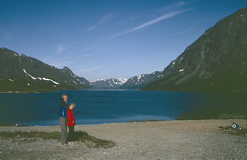 Slik kunne det sjå ut på parkeringa i Gjendeosen ein julidag på 1980-talet!