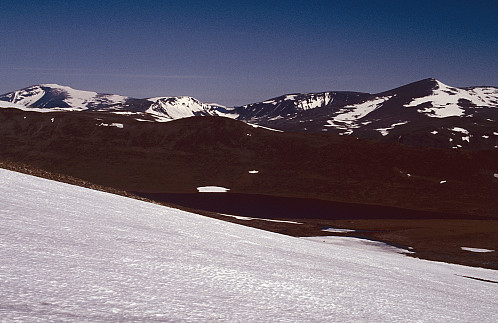 Flott syn av stortoppane Glittertind og Nautgardstind