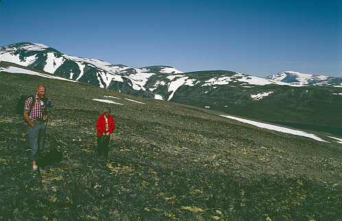 På veg over Veslefjellet med kjempene Besshø og Glittertind som kledelege kulisser