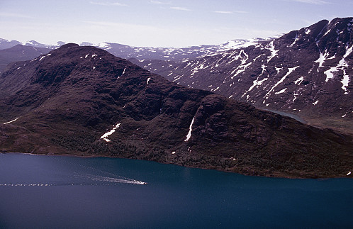 Gjendebåten passerer under Knutshø