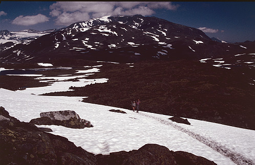 Framdrift over lange snøfelt, her med Surtningssua som ruvande kulisse