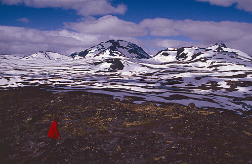 Det er mykje snø vestover, her mot Sjogholstinden og Rauddalsegga
