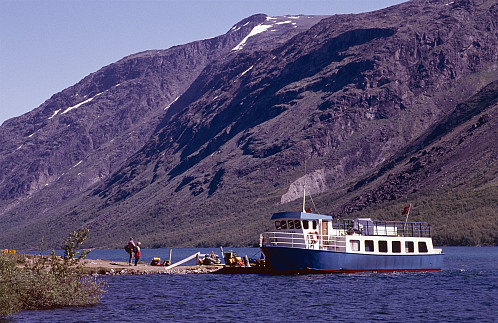 Slik kunne det sjå ut på kaien ved Gjendebu ein strålande julidag på 1980-talet!