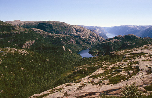 Frå Troppeknuten mot Skogavatnet og Lysefjorden
